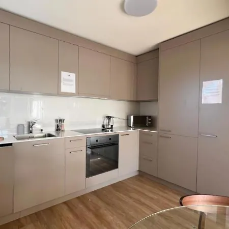 Spacious Floor For 8 Guests -10- شقة *