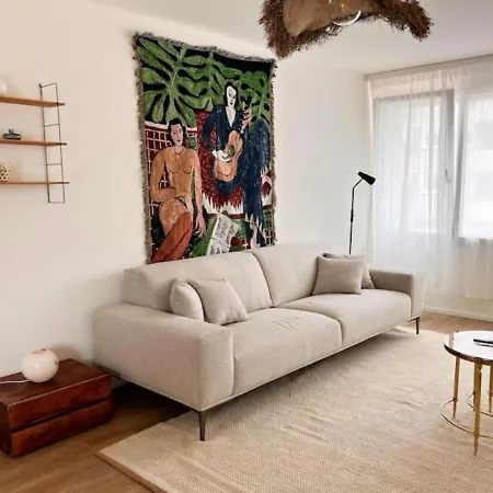 Spacious Floor For 8 Guests -10- شقة *