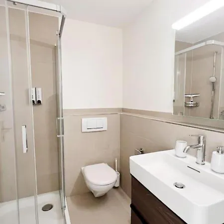 Spacious Floor For 8 Guests -10- Zürich