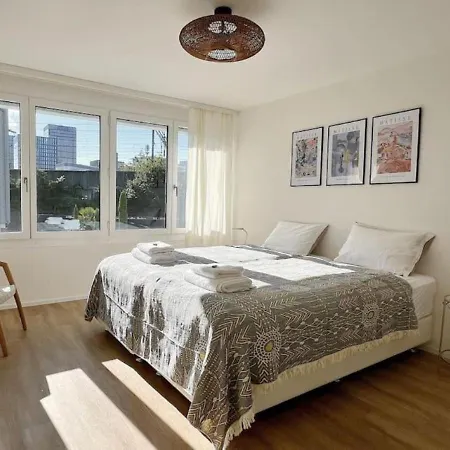 Spacious Floor For 8 Guests -10-